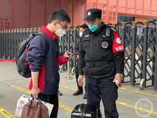 重庆市育才中学对返校学生进行两码、核酸结果检查