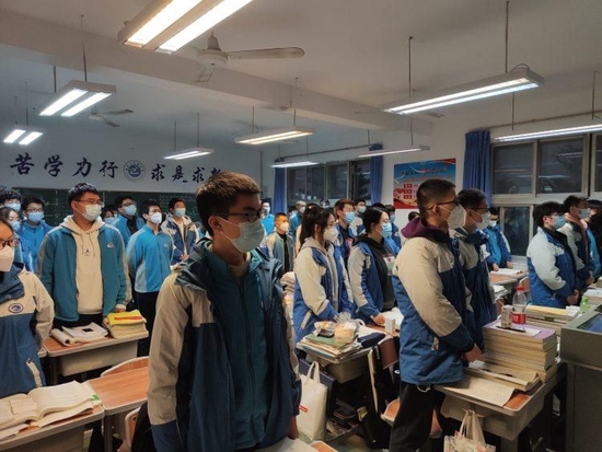 重庆市实验中学高三学生参加“云”上升旗仪式