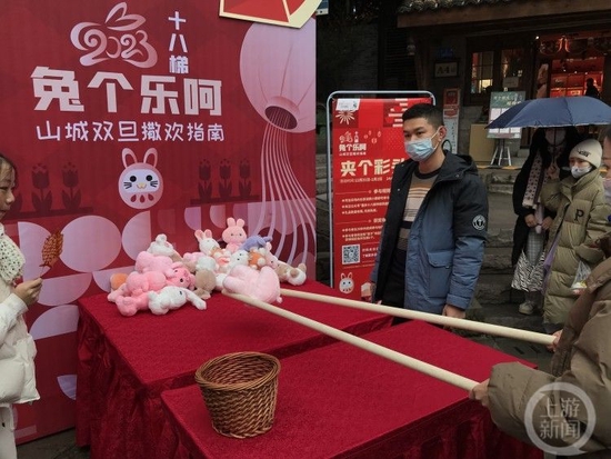 △十八梯推出的“夹个彩头”游戏吸引了不少游客排队体验。