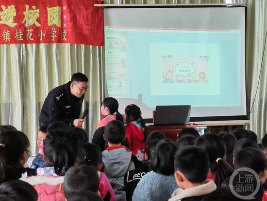 △匡后鹏向现场小学生了解在家和父母交流的情况