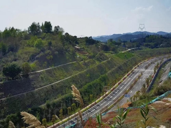 桃源大道北延伸段至沙岚垭建成通车道路。蒋婧 摄