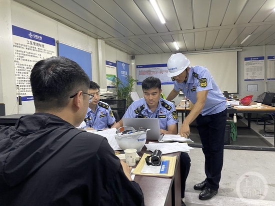 △ 执法人员同施工现场负责人再次核实现场情况并做勘察笔录。