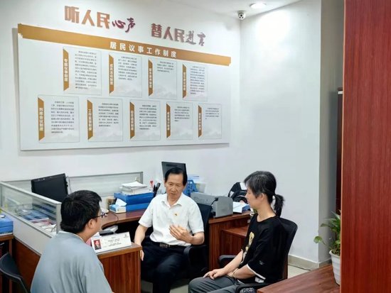 议事代表走进群众倾听“民声”。九龙街道供图