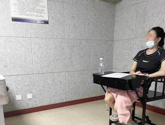 民警对嫌疑人李某花进行讯问