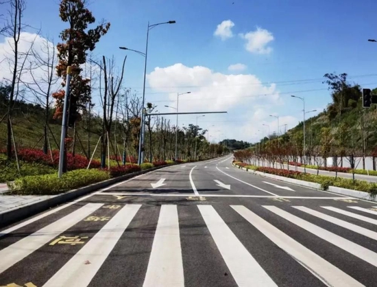 桃源大道北延伸段至沙岚垭建成通车道路。蒋婧 摄