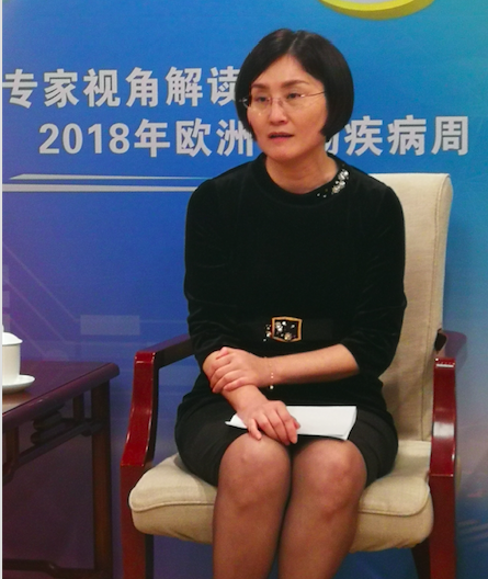 图2:沙卫红主任接受采访时强调不良饮食习惯与胃癌的发生有关 图/张华