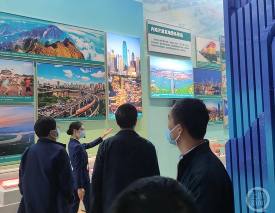▲10月8日,北京,“奋进新时代”主题成就展重庆单元展区内,讲解员向参观者介绍重庆。摄影/上游新闻记者 李洪鹏