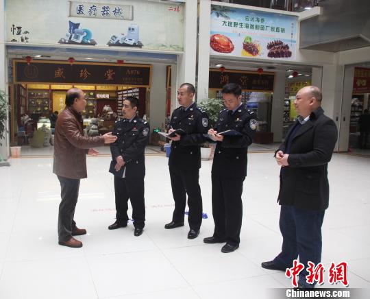 资料图为重庆九龙坡警方走访民营企业,收集企业意见建议。重庆警方供图
