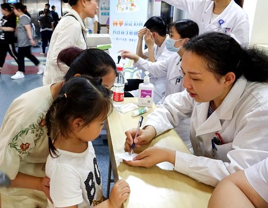 科学矫正,家长得长点心。重医附属儿童医院供图 华龙网发