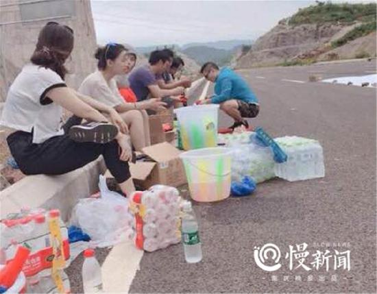 球迷制作巨型海报