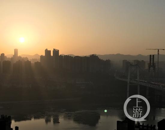 fc952f4c8abfd12e57ebcd881274101d.jpg △17日清晨,太阳缓缓升起,照亮山城。上游新闻·重庆晨报记者 张锦旗 摄