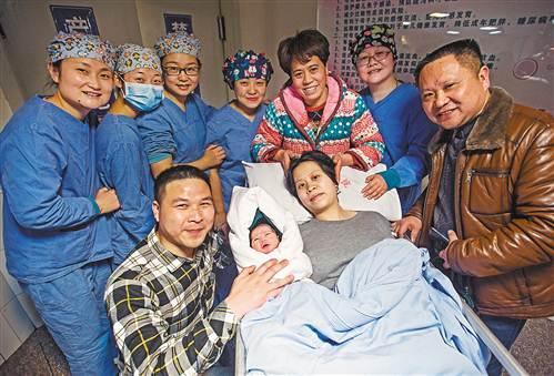 初一零时8分 重庆某医院第一个“猴宝宝”诞生