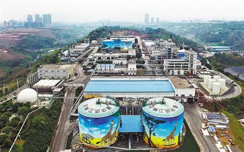 航拍重庆餐厨垃圾处理厂全貌 色彩缤纷如梦工厂