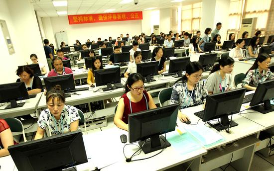 高考成绩是这样出来的 阅卷现场24小时监控