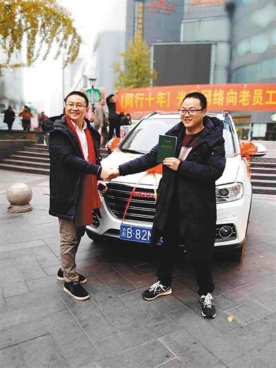 邓高升(右)的年终奖是一辆汽车,左边是老板陈天