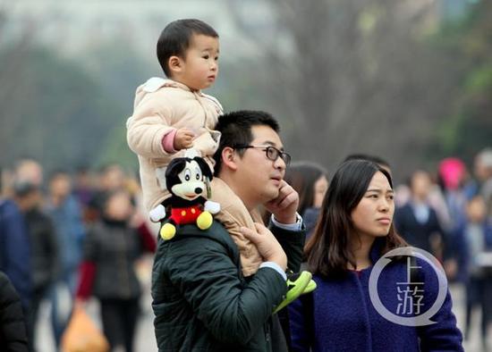 空气质量转好,市民周末外出活动。(图片来源:上游新闻)