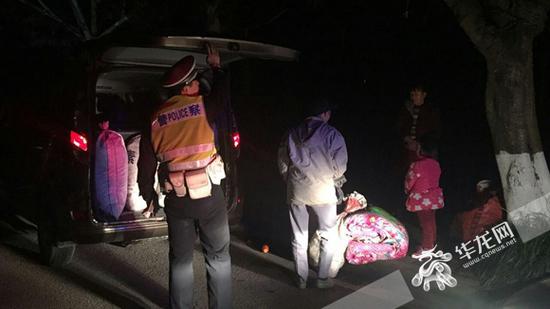 民警检查超载面包车。渝北警方供图 华龙网发