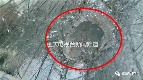 重庆渝北一小区内七车被砸 车窗玻璃现血迹(图
