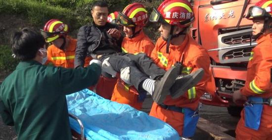 3月1日下午,涪丰(涪陵至丰都)北线公路发生车祸。两大货车迎头相撞,3人受伤,其中下行车辆司机被困。