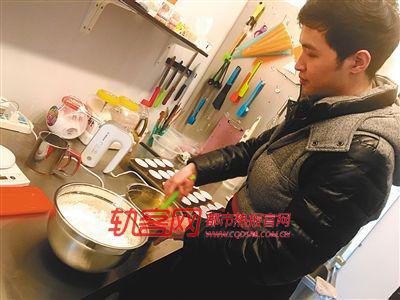 李东正在制作蛋糕