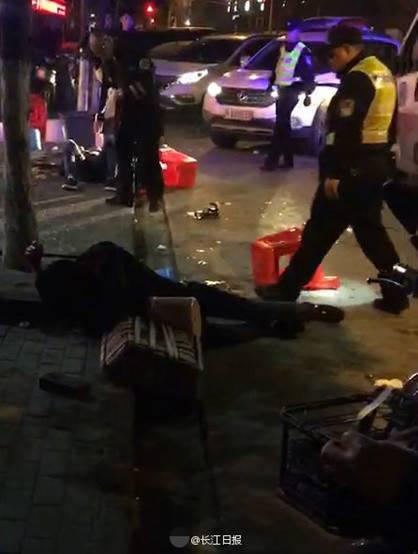 据悉,2名男性伤者送医院救治无生命危险,警方正在追抓打人者。