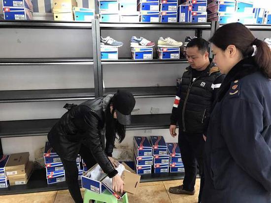 工商执法人员查获的山寨“NB”运动鞋
