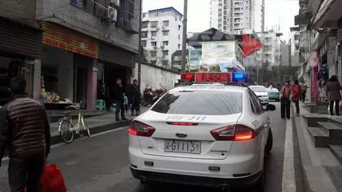 惊呆了!重庆七旬老太竟当众干出这种龌龊事.