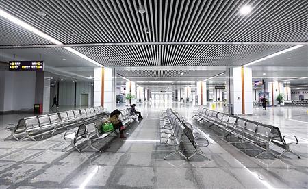重庆北站南广场汽车站,车站内等候乘车的市民。 首席记者 钟志兵 摄(资料图)