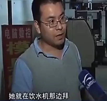 就站在那里开始洗澡。