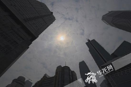 午后天气转晴,太阳探出云层。记者 李裕锟 摄