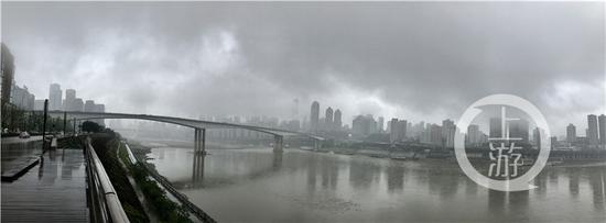 △10日,主城上空雨雾弥漫,气温陡降。