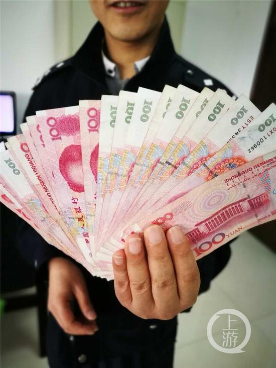 △ATM机“吐”出的2600元现金。