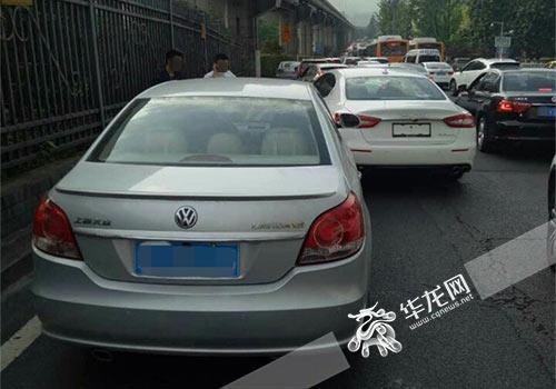 玛莎拉蒂新车被擦挂,车主心疼爱车不撤现场被处罚。警方供图