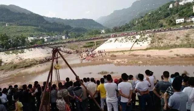 重庆4名小学生河边玩水不幸溺亡 上百人参与打