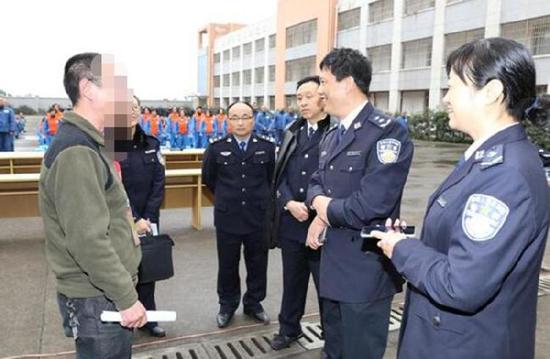 黄继胜和帮教民警交流戒毒宣传教育活动