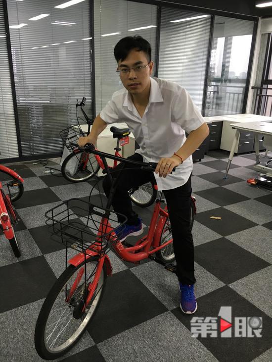 他就是“悟空”单车的创始人雷厚义,重庆垫江人,今年25岁,在商海里已经打拼了四年。