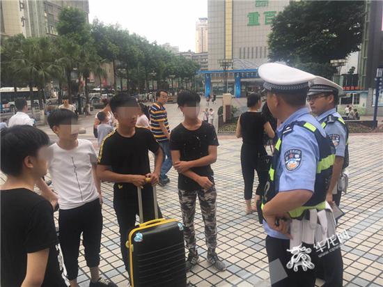 报警学生向民警讲述“被骗”的经过。记者 张勇 摄