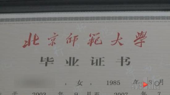 此外,她把自己的物品扔到楼道里,并坚持认为被邻居捡走了,频繁向邻居索要自己的东西。 (来自:第1眼-重庆广电)
