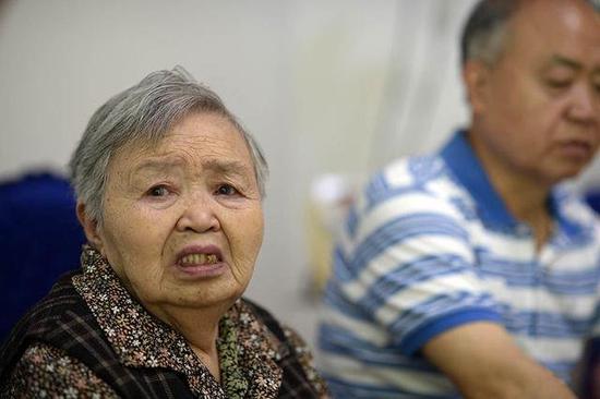 “我,我没有卖他……”93岁的张明芬用颤抖的声音不停地向记者诉说