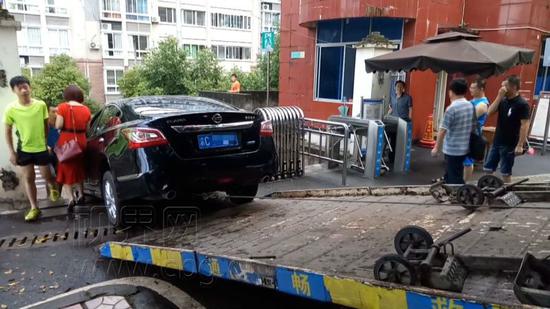 经过近20分钟的救援,被困小车终于脱困,经过检查,小车并无大碍。