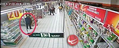 刘某在商场寻找作案目标(红圈处) 警方供图