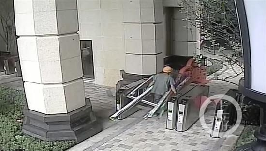 a27cc9d320294f010a986fc2f7d835e1.jpg △监控截图。