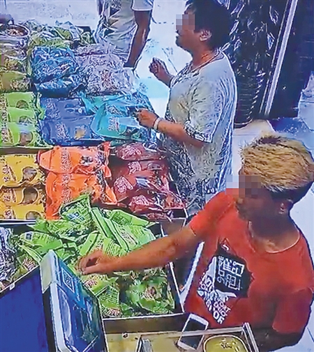 男子在更换商家二维码 沙区警方供图