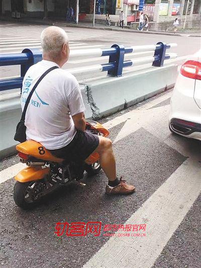 256d0446700b2432f5c56be03c6ef61c.jpg 黄女士在观鸿大道附近拍到一老人骑着儿童车