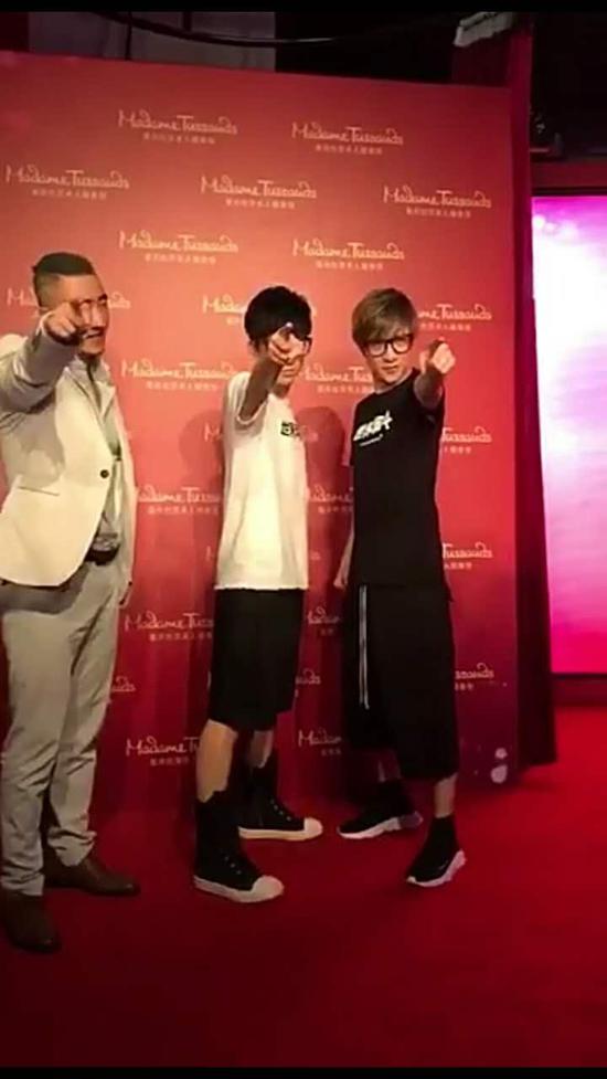 薛之谦现身重庆杜莎夫人蜡像馆 与自己的蜡像