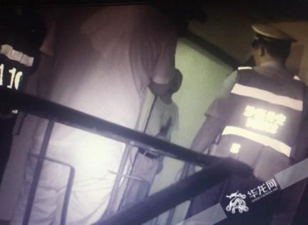 民警用力敲门,炖汤男子从梦中醒来,打开了房门。沙坪坝警方供图 华龙网发