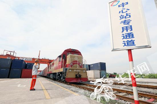 如今,“渝新欧”进口货物丰富多样,主要来自德国、丹麦、塞浦路斯等国。 记者 李文科 摄