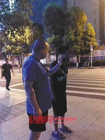 轨道民警陈新颖正在帮助男孩寻找家人