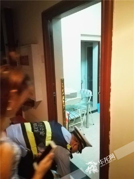 民警仔细查看现场痕迹。沙坪坝警方供图 华龙网发