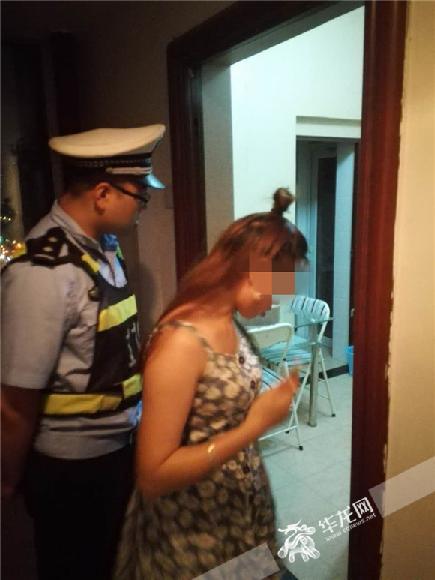 王女士介绍现场情况。沙坪坝警方供图 华龙网发